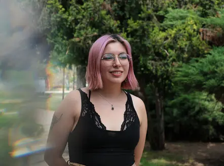 Foto di Ariel con dietro una pianta
