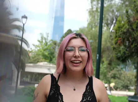 Foto di Ariel in un parco con dietro un edificio