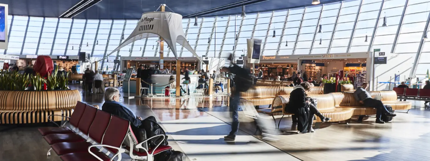 Visuale interna di un aeroporto con viaggiatori