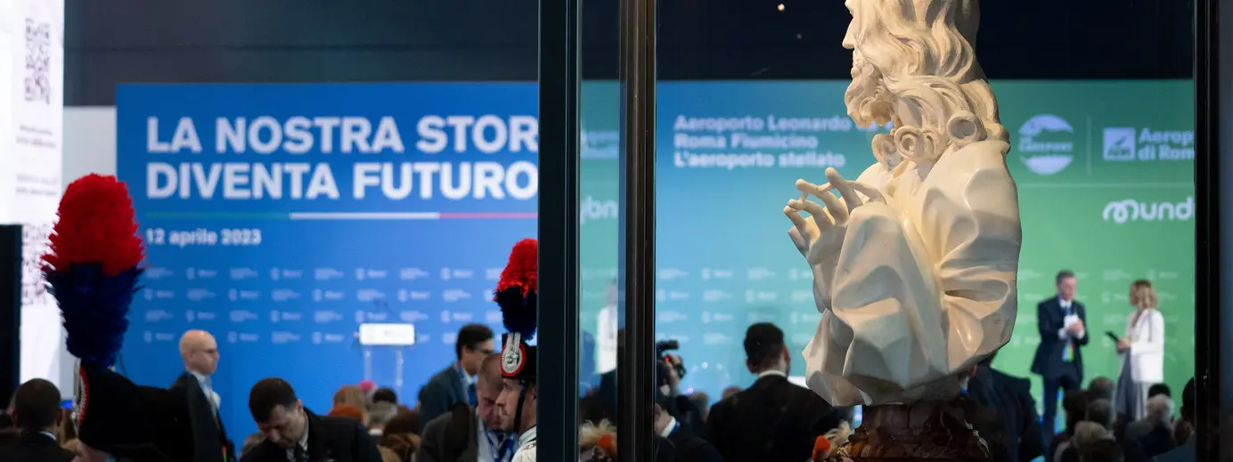 inaugurazione statua cartellone sullo sfondo persone