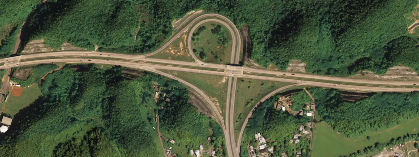 Autostrada foresta verde
