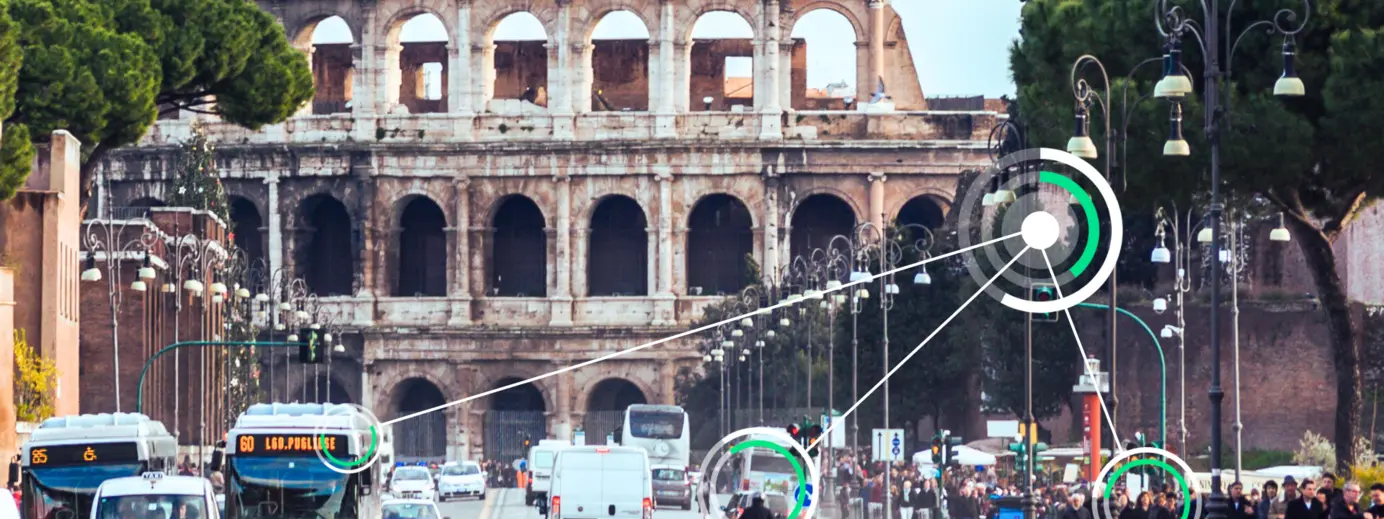Colosseo Mezzi di trasporto su viale con alberi persone su marciapiede a destra