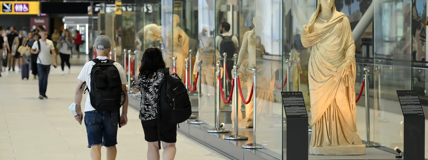 Museo persone negozi in fondo immagine