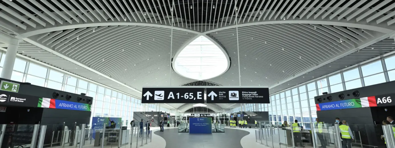 Interno Aeroporto con indicazione per un Gate