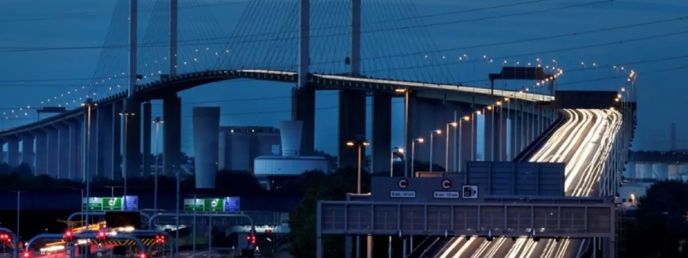Fasci di luci delle macchine su un ponte in città