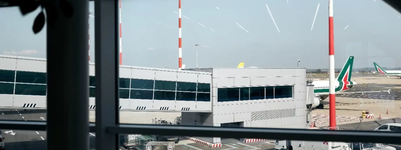 Visuale sull'areoporto dall'interno di Fiumicino