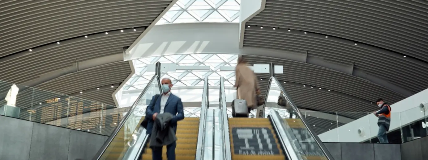 Interno dell' Areoporto Fiumicino con persona che scende le scale 