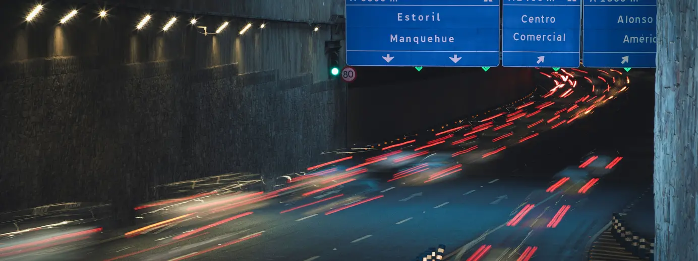 luci in movimento di macchine su una strada