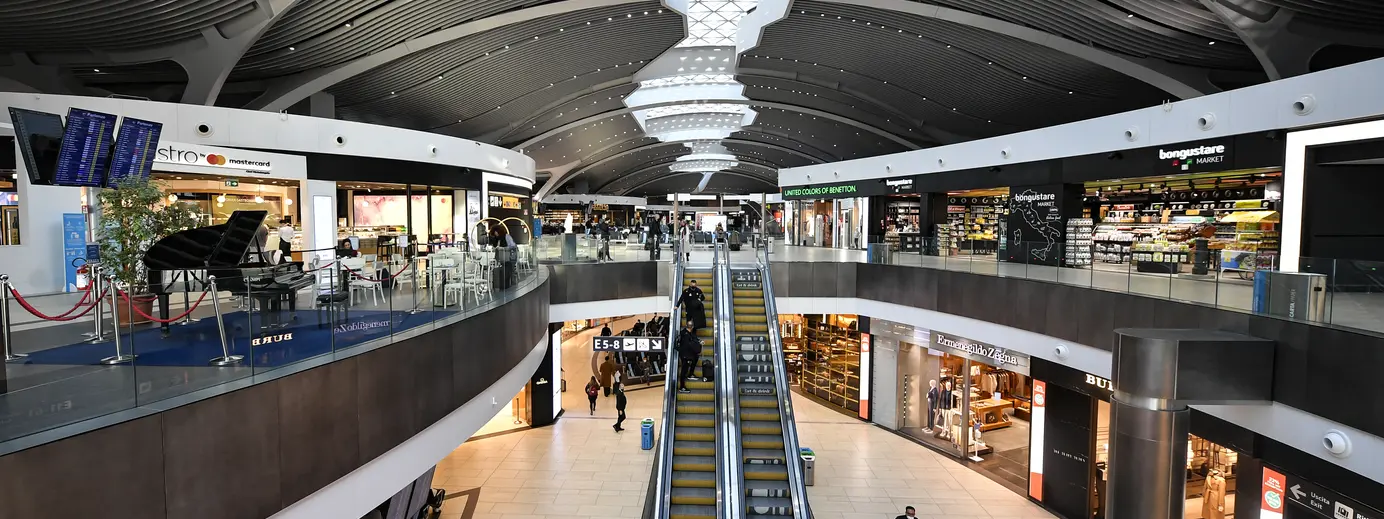 Centro Commerciale scale mobili al centro negozi