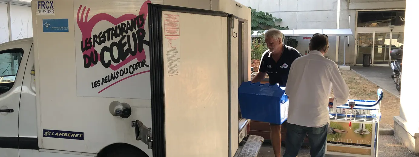 camioncino persone secchio blu vetrate sullo sfondo