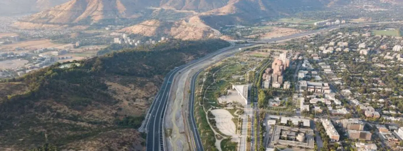 strada città montagne collinetta sulla destra cielo azzurro