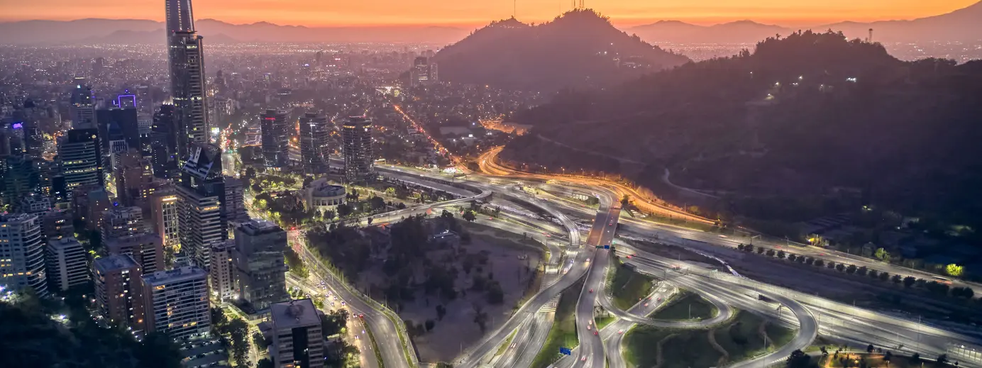vista dall'alto di un panorama al tramonto, strade illuminate